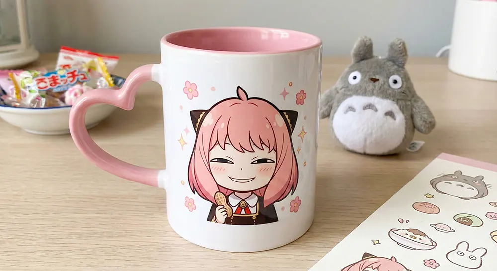 ۱۰ ایده چاپ ماگ برای طرفداران انیمه (طرحهای خاص) 10 آنیا فورجر (Anya) با آن خندههای معروفش یا “توتورو”ی تپلی.