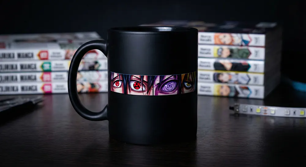 ۱۰ ایده چاپ ماگ برای طرفداران انیمه (طرحهای خاص) 7 یک کلاژ از چشمهای شارینگان، رنیگان و چشمهای کاراکترهای مختلف که دور تا دور ماگ کشیده شده است.